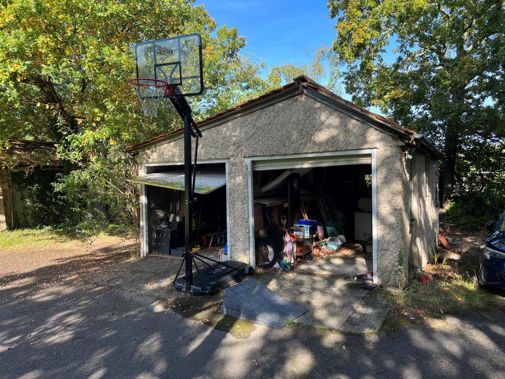 Lot: 32 - DOUBLE PARK HOME ON A THREE-QUARTER ACRE PLOT -
